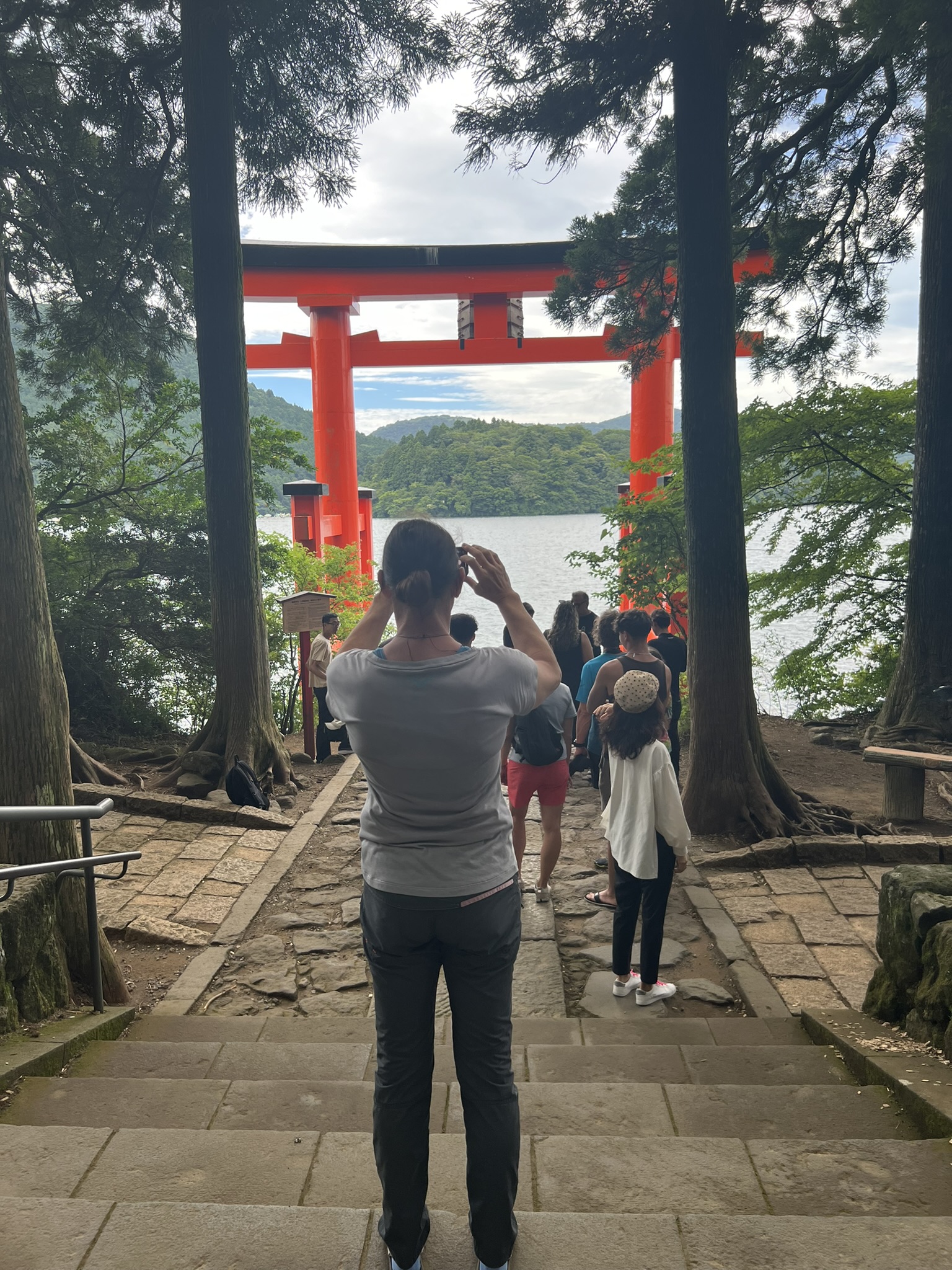 箱根神社で撮影をする旅行者の女性
